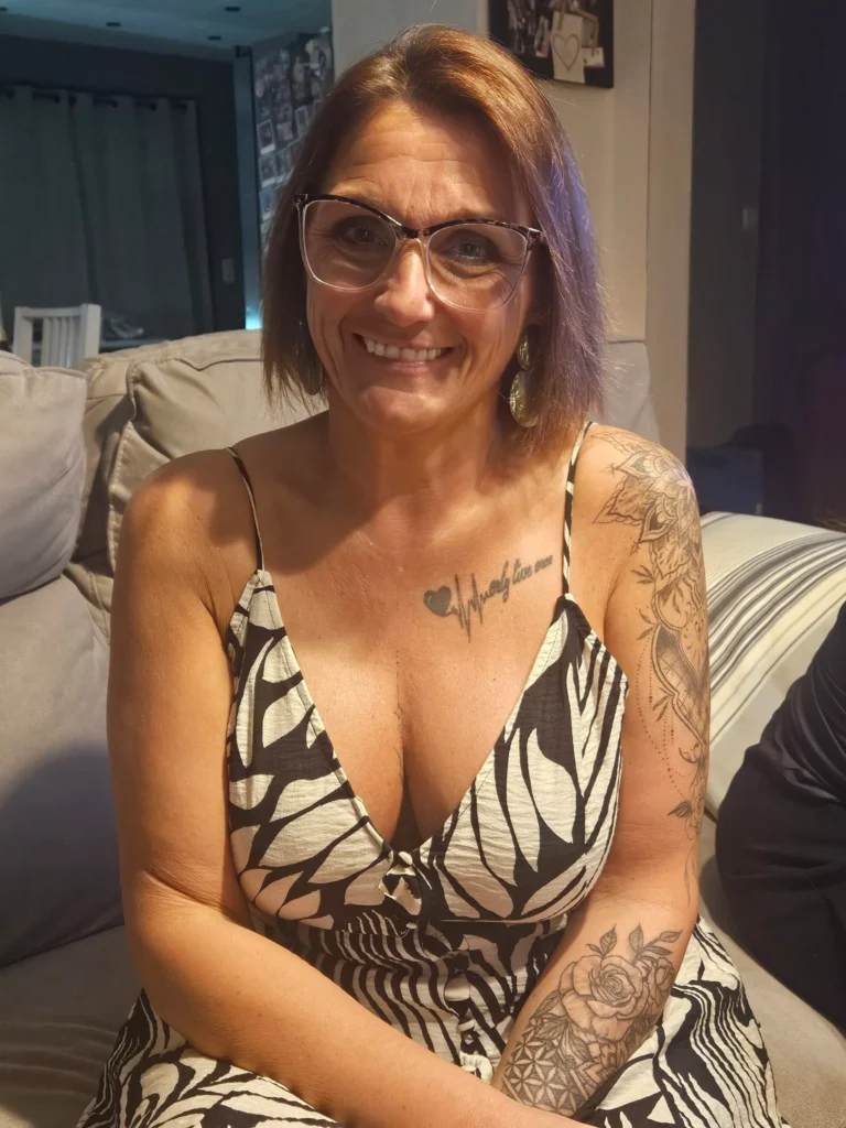 Prettyvictoria27 OnlyFans model foto die haar décolleté toont