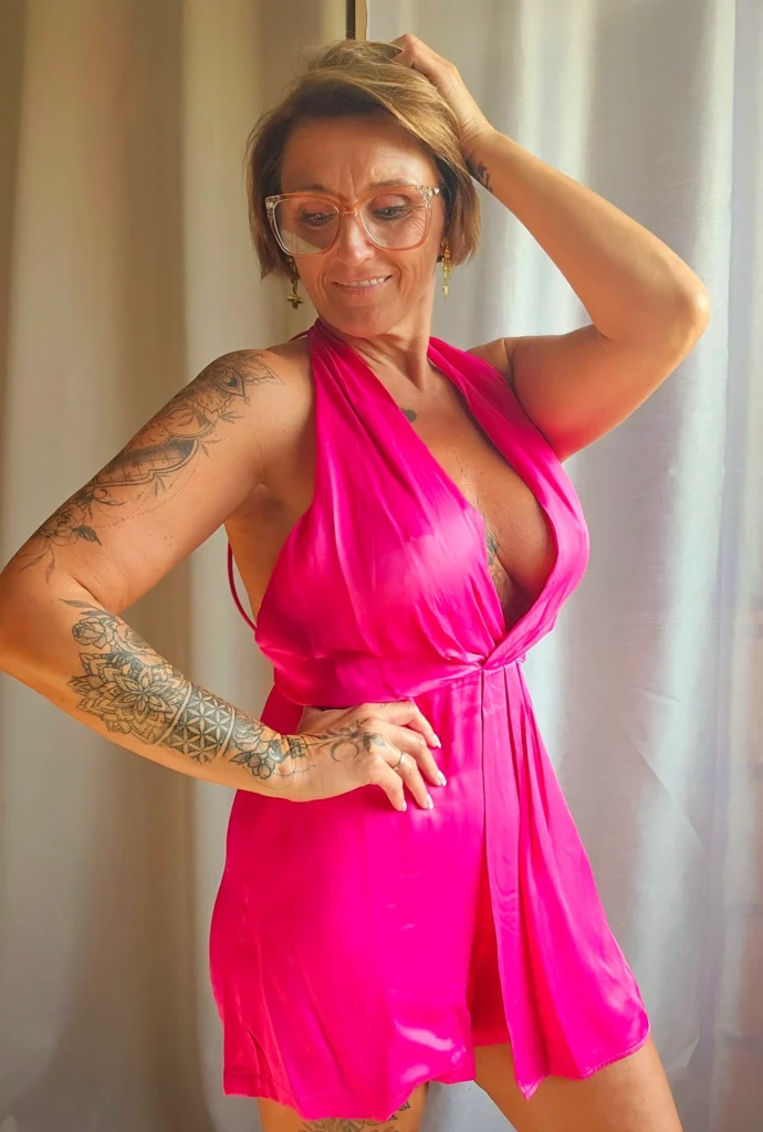 Prettyvictoria27 OnlyFans model foto staand in roze sexy jurk