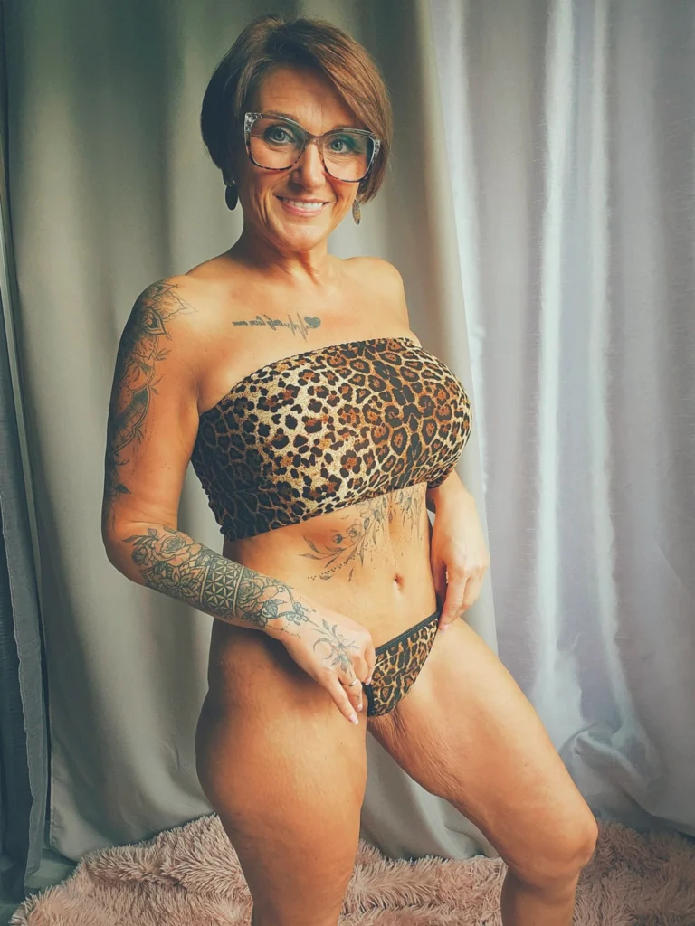 Prettyvictoria27 OnlyFans model foto staand in dierenprint sexy ondergoed