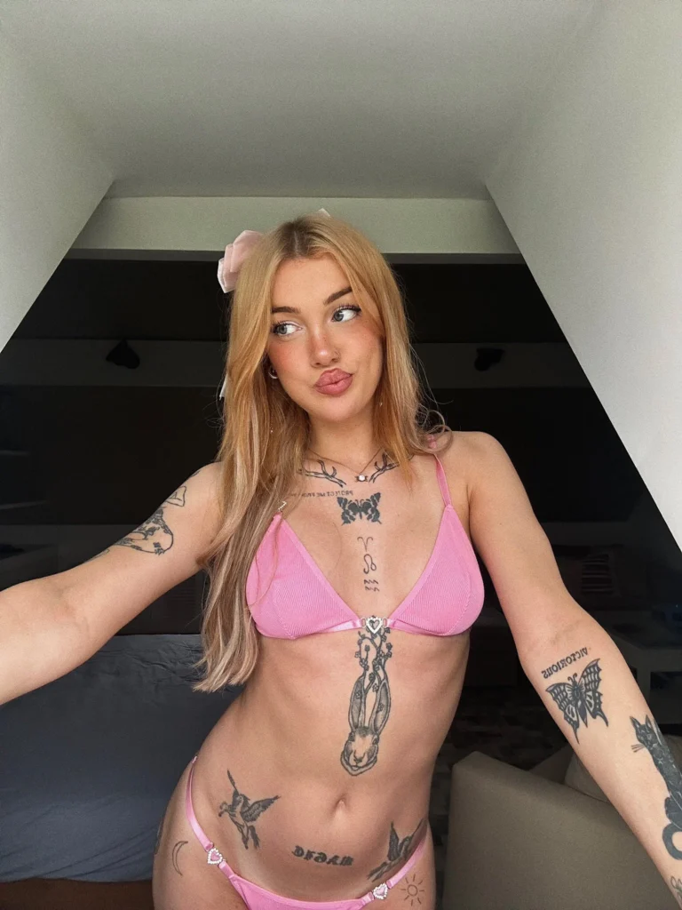 Ambre Hecate @callmeambre foto van het OnlyFans-model met een roze bikini bh