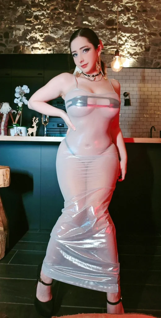 Mikomi Hokina @mikomihokina OnlyFans model afbeelding staande in een doorzichtige dijhoogte jurk die haar lichaam blootlegt