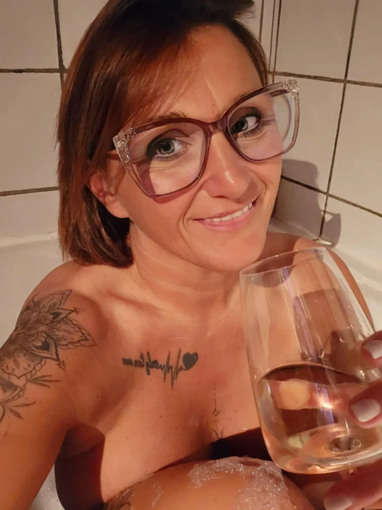Prettyvictoria27 OnlyFans model foto in het bad naakt