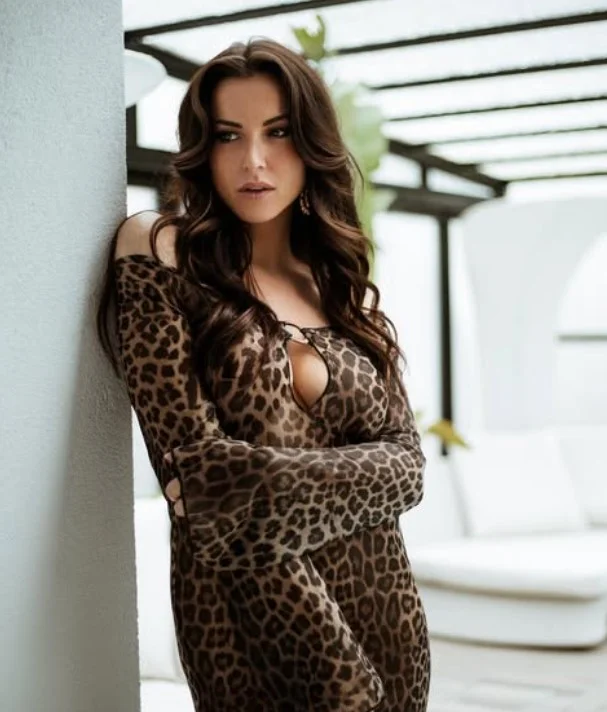 Shauni Wille @shauniwilleofficial OnlyFans model foto in dierenprint sexy jurk