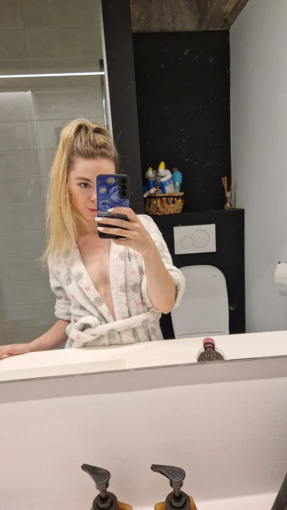 Lina Roselina @linaroselina foto van het OnlyFans-model in de badkamer met een badjas
