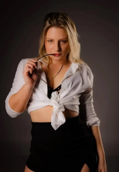 Ija Del Mar @ijadelmar OnlyFans model foto in een sexy kantooroutfit