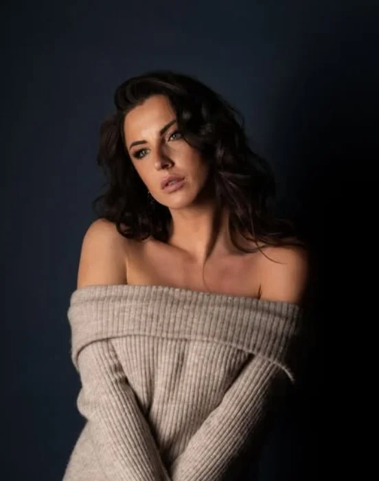 Shauni Wille @shauniwilleofficial OnlyFans model foto in een grijze top