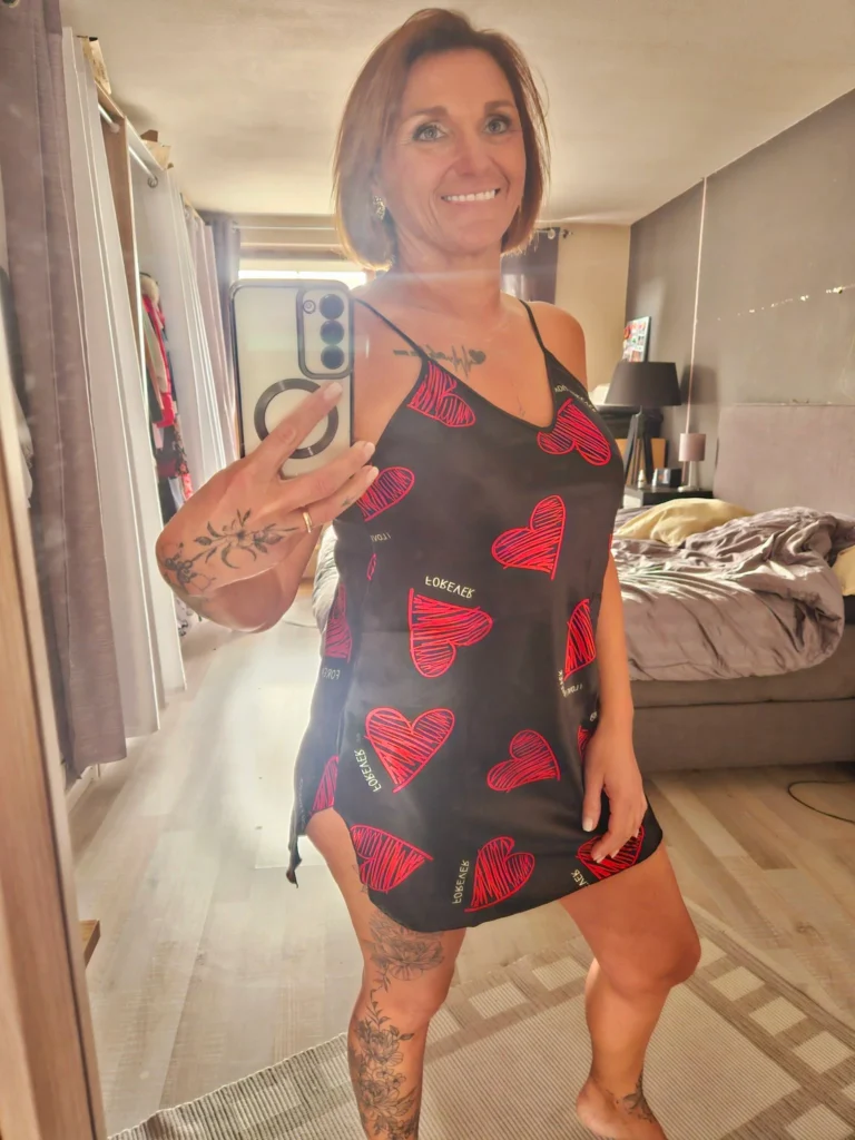 Prettyvictoria27 OnlyFans model foto in een zwart jurkje