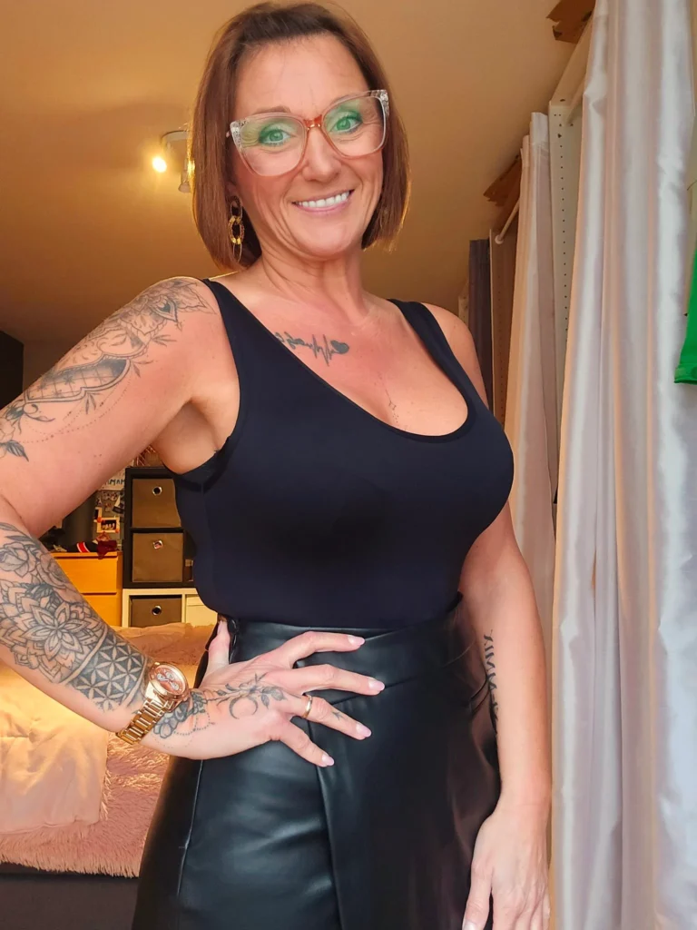 Prettyvictoria27 OnlyFans model foto in een zwarte strakke top