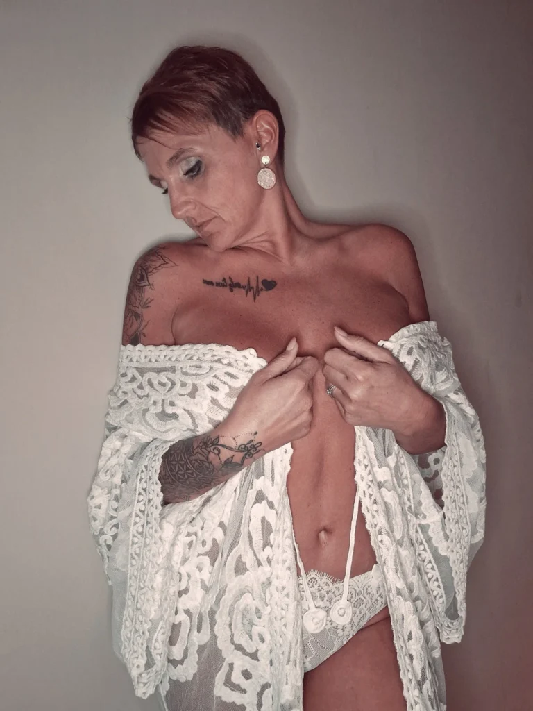 Prettyvictoria27 OnlyFans model foto in witte sexy lingerie die haar borsten bedekt