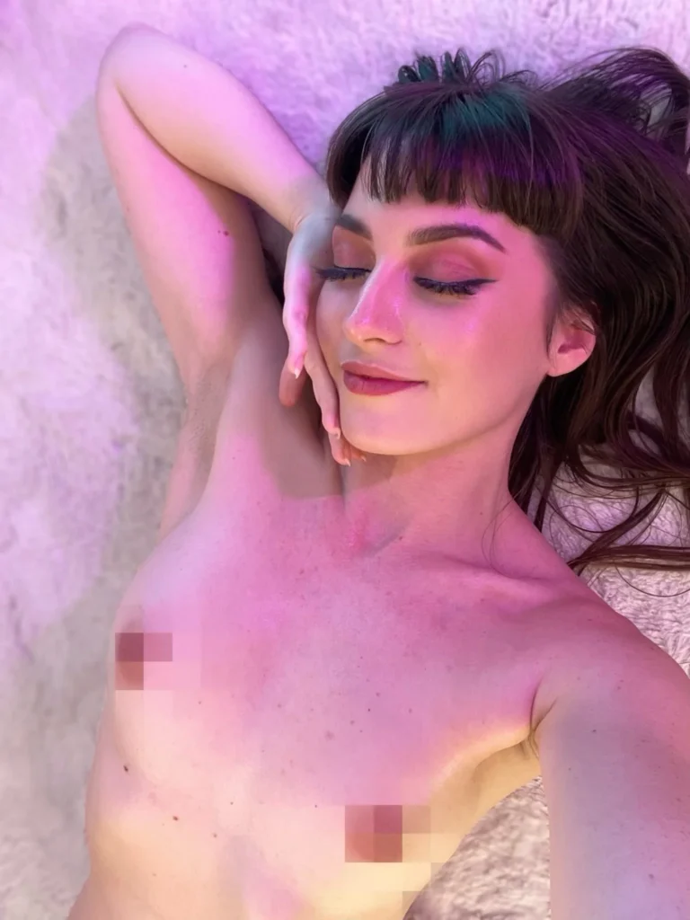 Domino Faye @dominofaye OnlyFans model afbeelding in bed naakt die haar borsten laat zien