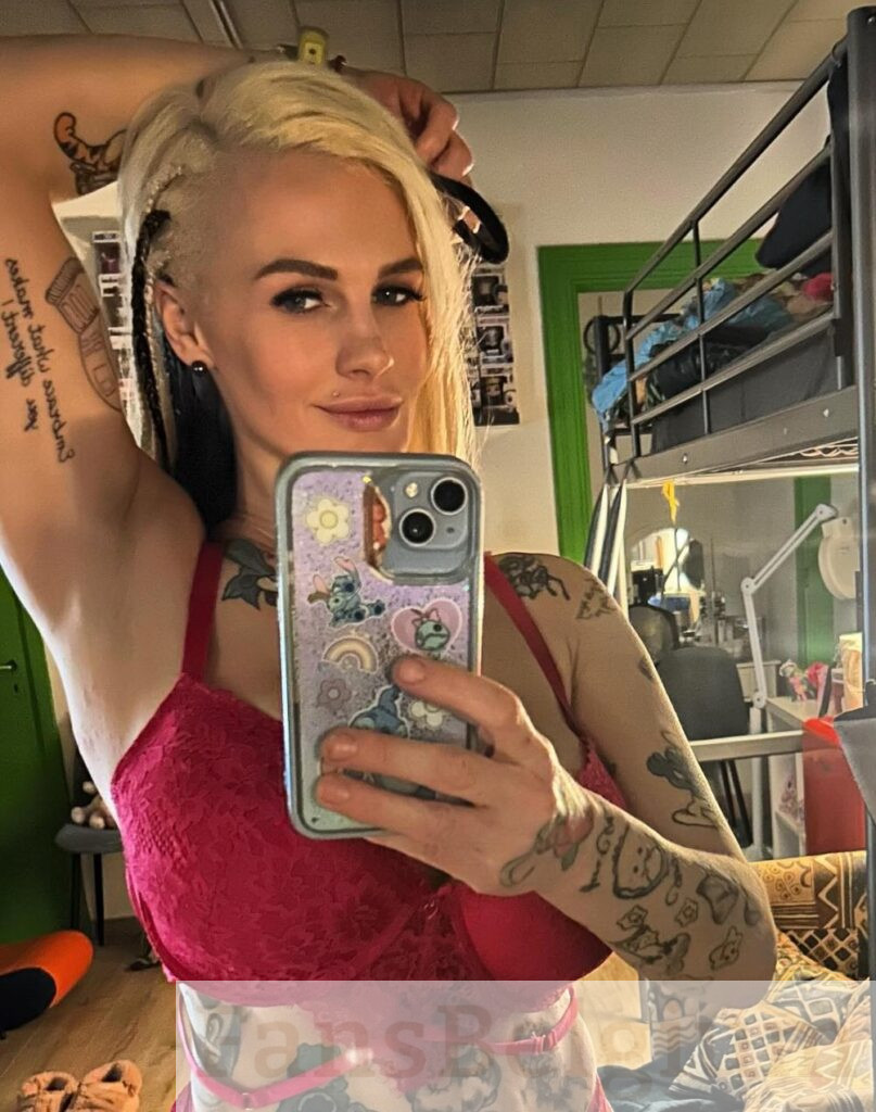 Cindy Battlecat Dandois @cindydandois OnlyFans model foto in rode lingerie