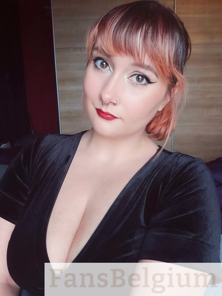 Rei Sakura @rei.sakura OnlyFans model foto in zwarte top die haar décolleté laat zien