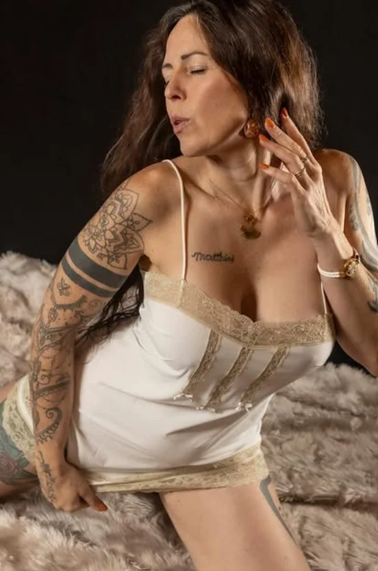 Alexandra Moreels @alexandra-moreels OnlyFans modelfoto in witte sexy jurk