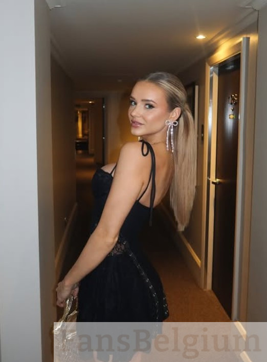 Olivia Talar @oliviatalar OnlyFans model afbeelding in zwarte sexy jurk