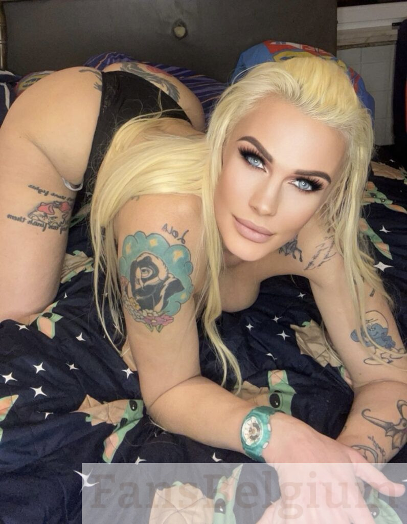 Cindy Battlecat Dandois @cindydandois OnlyFans model foto in bed in zwarte slip
