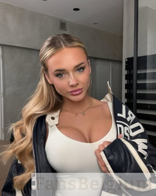 Olivia Talar @oliviatalar OnlyFans model afbeelding in witte top
