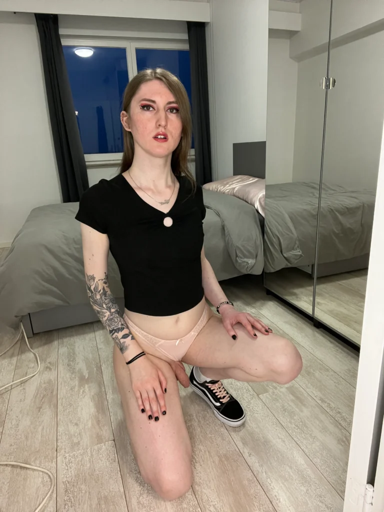 Lincia VanSay @linciatrans foto van het OnlyFans model in een zwarte top die haar lul laat zien
