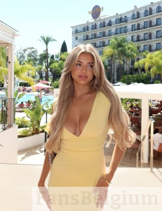 Olivia Talar @oliviatalar OnlyFans model afbeelding in gele sexy strakke jurk