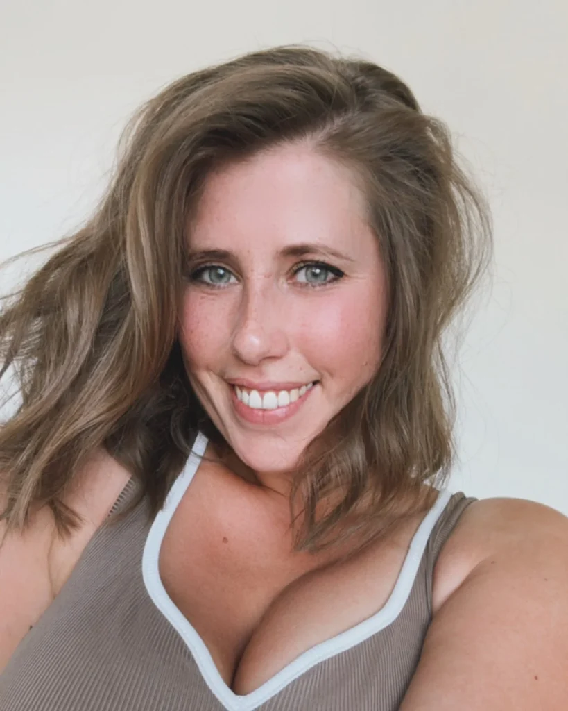 Lady Lyne @ladylyne foto van het OnlyFans model die haar decolleté laat zien