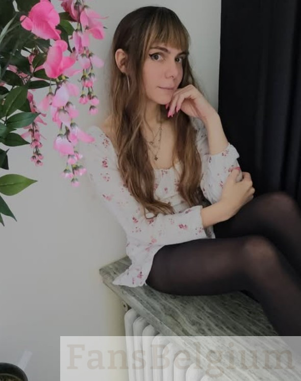 Sissy Joyce @sissyjoyce OnlyFans model afbeelding in witte top
