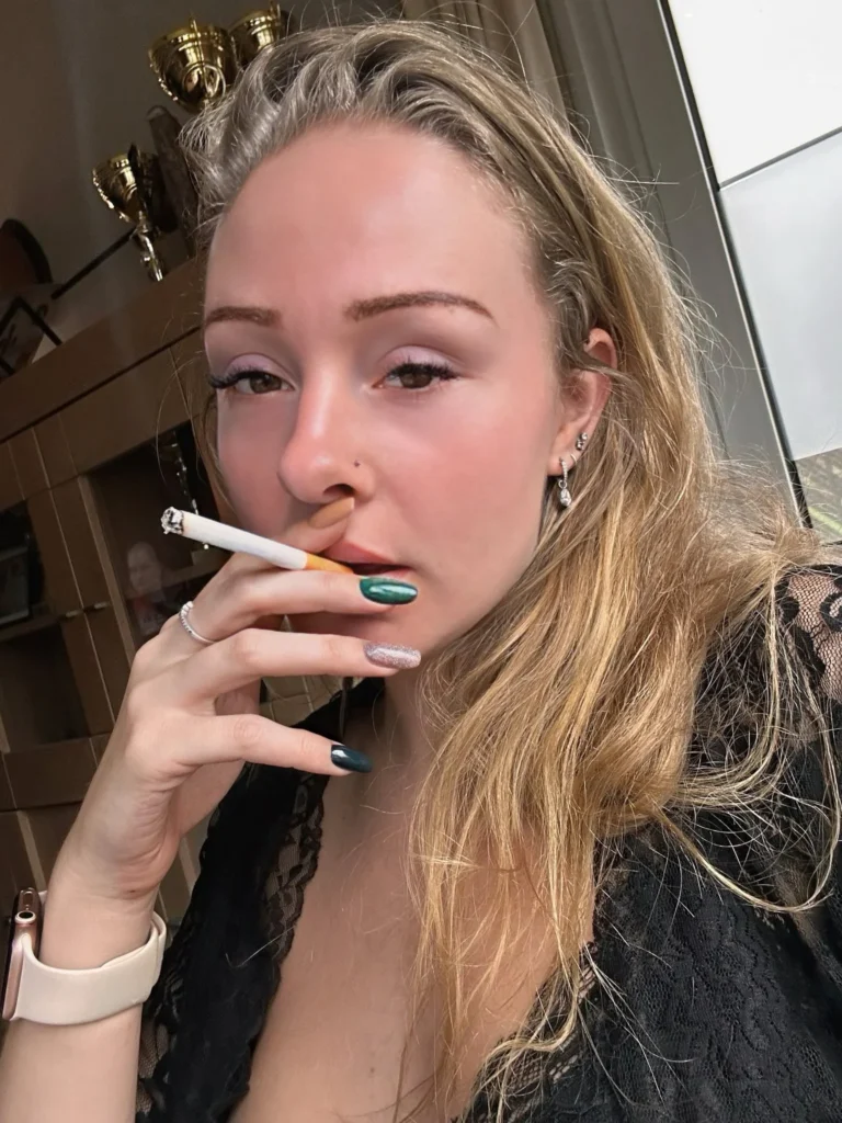 Sandra Sterling @sandrasterling OnlyFans-modelfoto roken