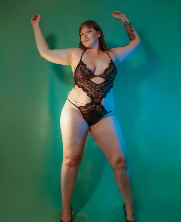 Miss Sofie R. @miss-sofie-r Onlyfans modelfoto in bruine sexy lingerie