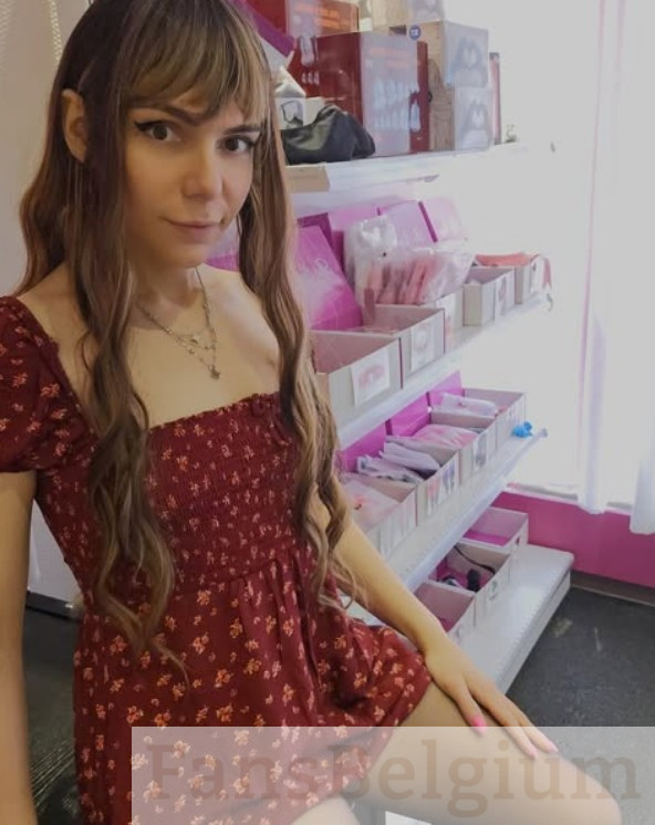 Sissy Joyce @sissyjoyce OnlyFans model afbeelding in rode sexy jurk