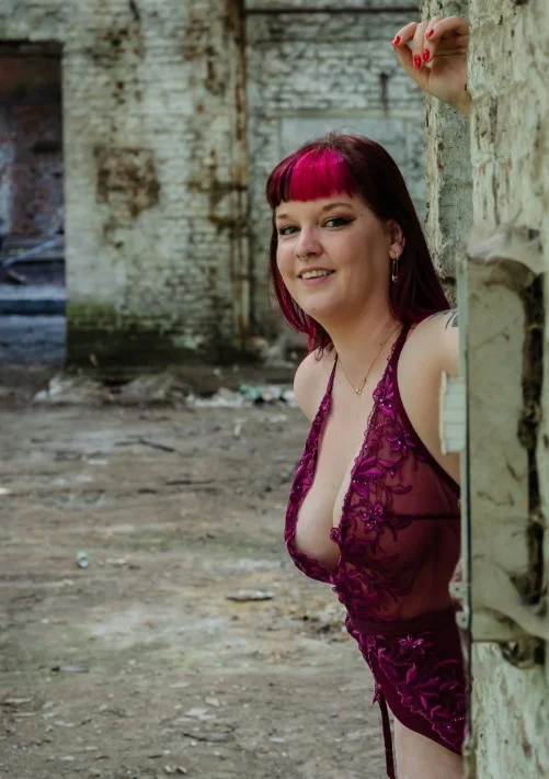 Miss Sofie R. @miss-sofie-r Onlyfans modelfoto in bordeaux lingerie