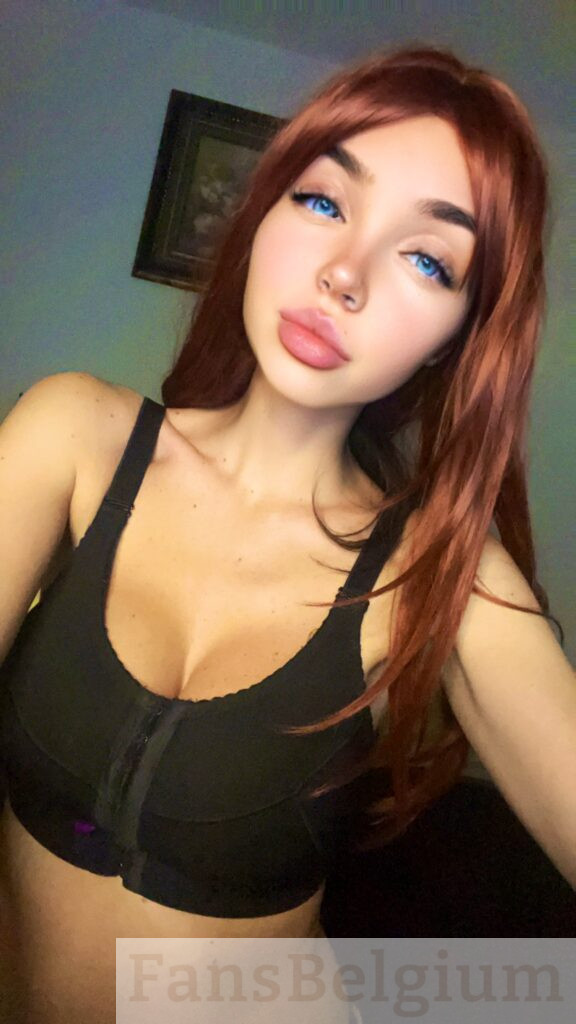 MissRedStar OnlyFans model afbeelding in zwart top