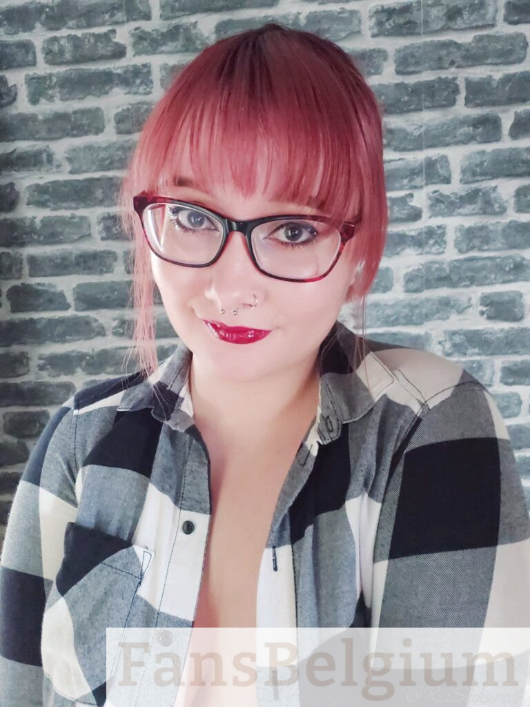 Rei Sakura @rei.sakura OnlyFans model foto in een geruite top