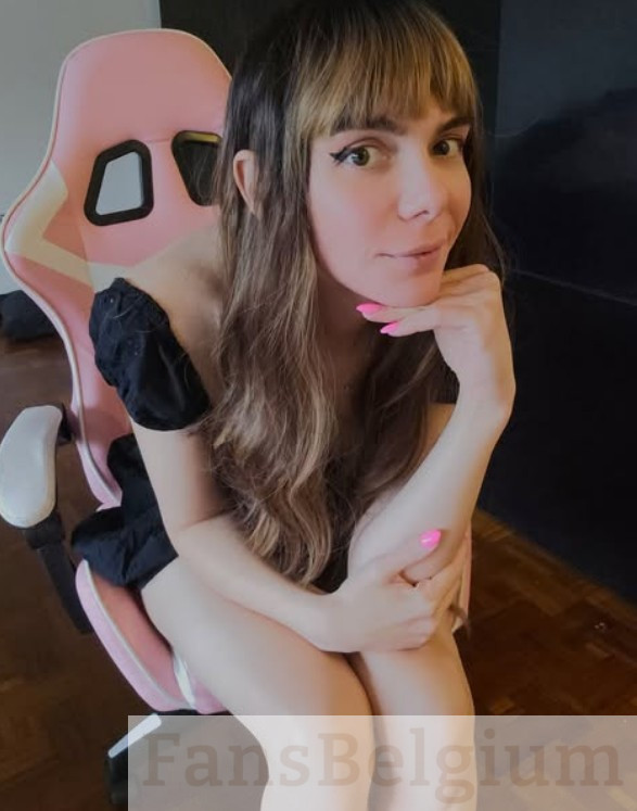 Sissy Joyce @sissyjoyce OnlyFans model afbeelding in zwarte jurk