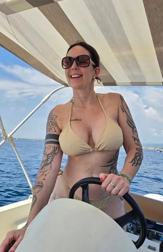 Alexandra Moreels @alexandra-moreels OnlyFans modelfoto in bruine sexy bikini