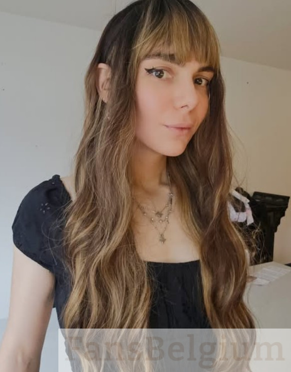 Sissy Joyce @sissyjoyce OnlyFans model afbeelding in zwarte top