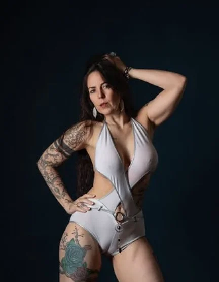 Alexandra Moreels @alexandra-moreels OnlyFans-modelfoto in witte sexy een stuk