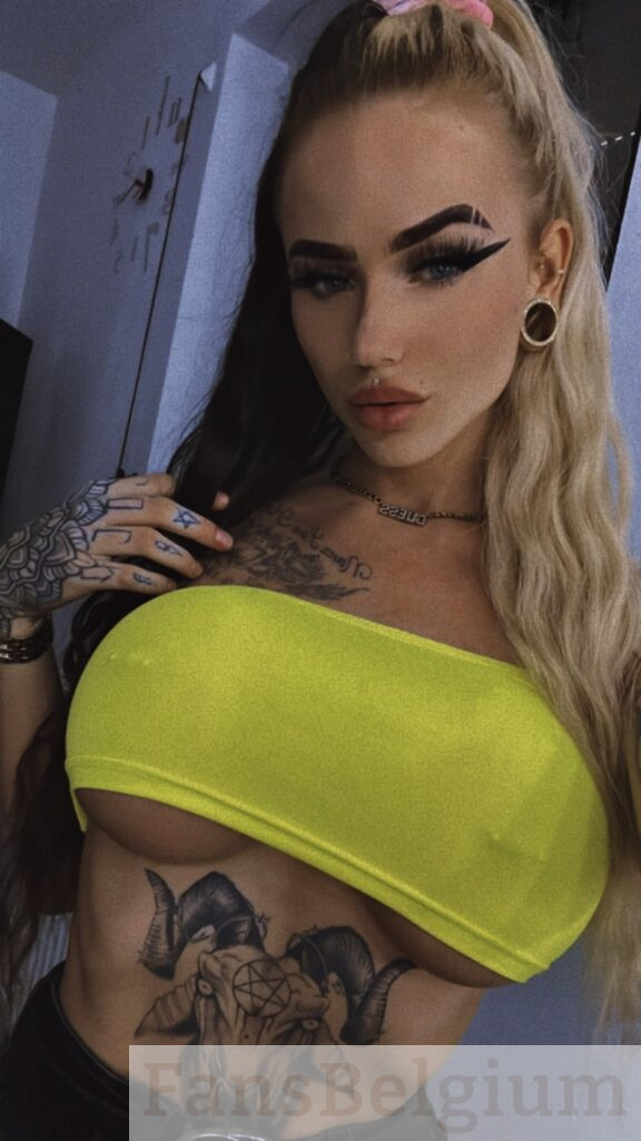Kayley Wouters @kayleywouters Onlyfans model foto in sexy top