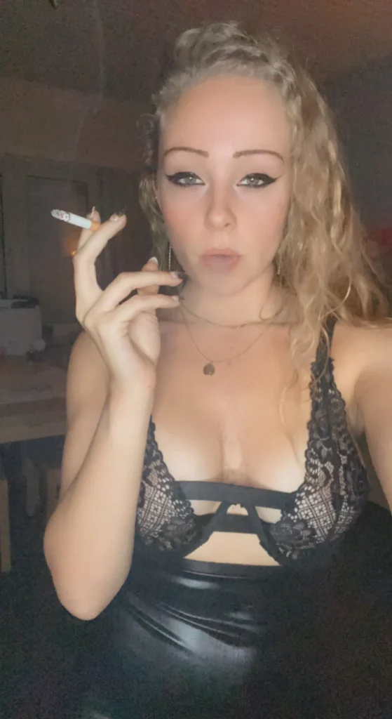 Sandra Sterling @sandrasterling OnlyFans-modelfoto roken