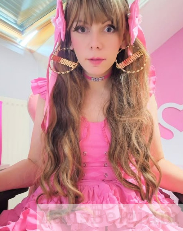 Sissy Joyce @sissyjoyce OnlyFans model afbeelding in roze sexy schattige jurk