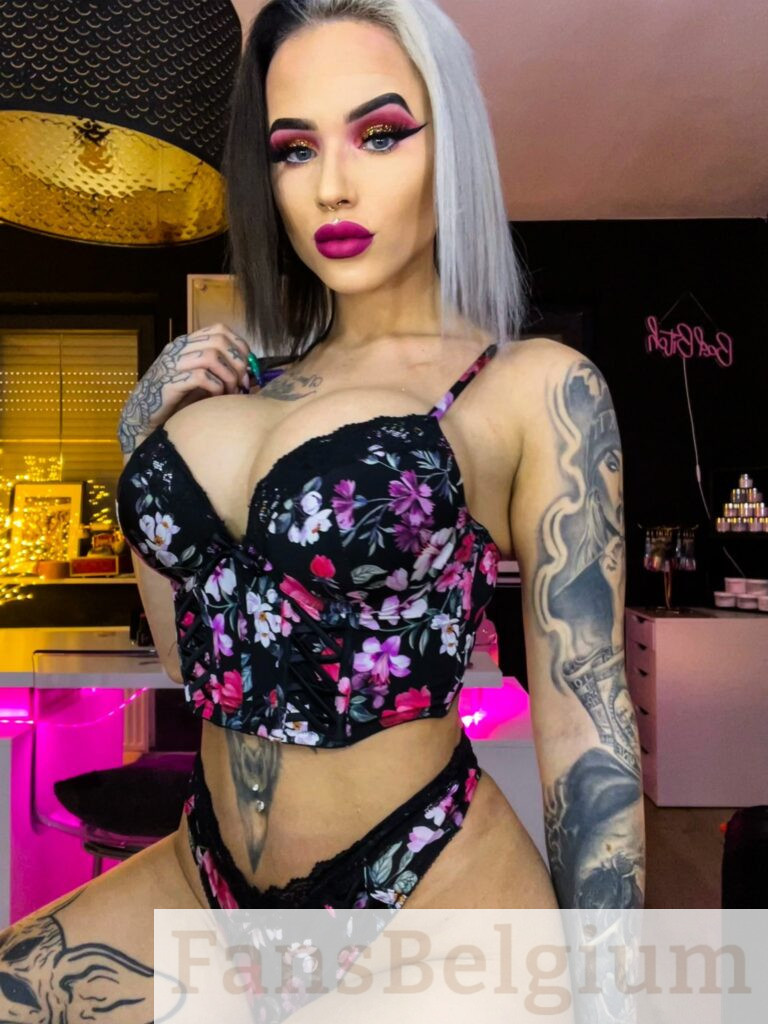 Kayley Wouters @kayleywouters Onlyfans model foto in sexy lingerie