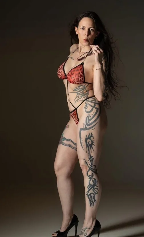 Alexandra Moreels @alexandra-moreels OnlyFans-modelfoto in rode sexy bikini