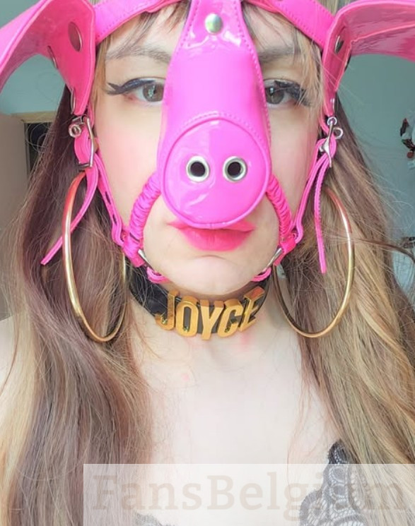 Sissy Joyce @sissyjoyce OnlyFans model afbeelding in varkensmasker