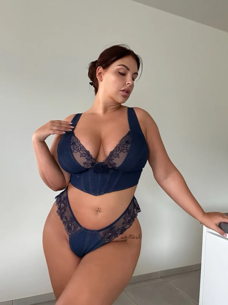 Shasha @curvyshasha OnlyFans-modelfoto in blauwe sexy lingerie