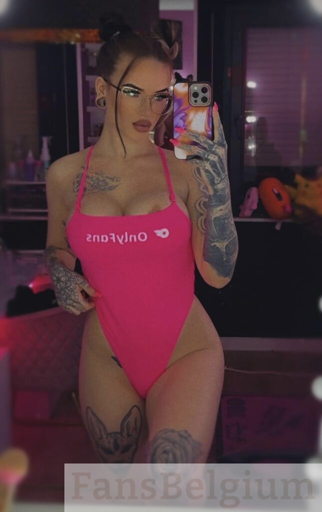 Kayley Wouters @kayleywouters Onlyfans model foto in roze één stuk