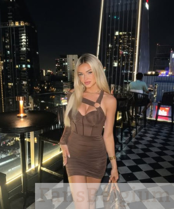Olivia Talar @oliviatalar OnlyFans model afbeelding staande in bruine sexy strakke jurk
