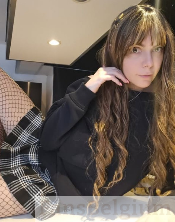 Sissy Joyce @sissyjoyce OnlyFans model afbeelding in zwarte top en rok