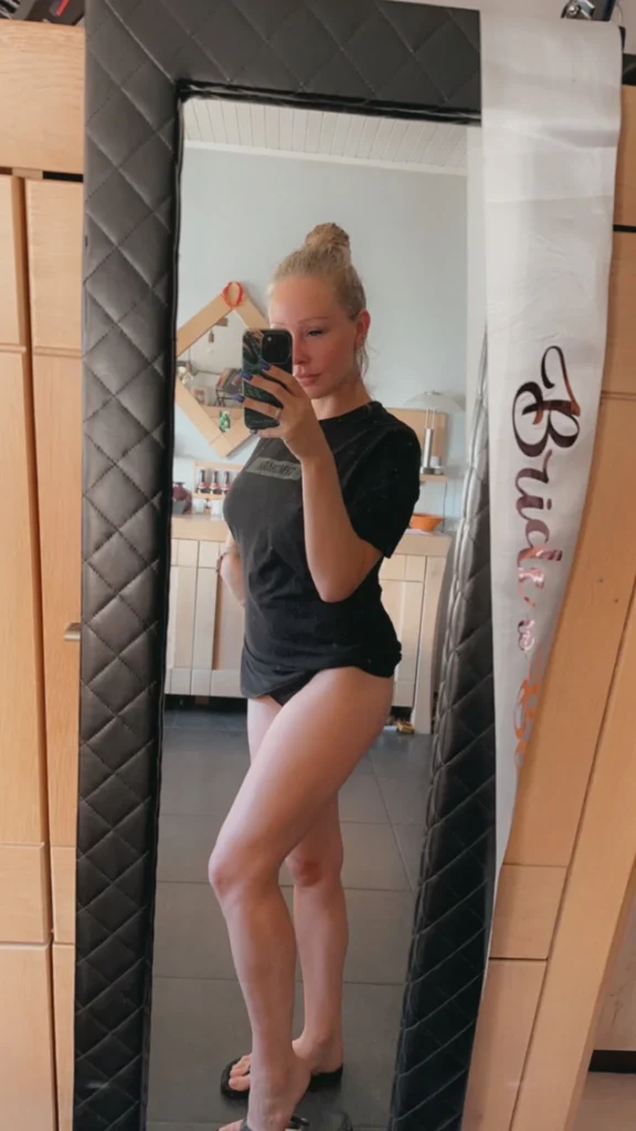 Sandra Sterling @sandrasterling OnlyFans-modelfoto in zwarte top