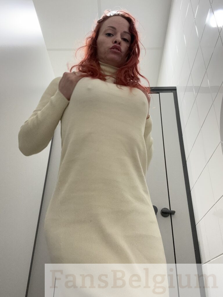 Kim Bertin @kimmeliciousvip OnlyFans model afbeelding in sexy witte jurk