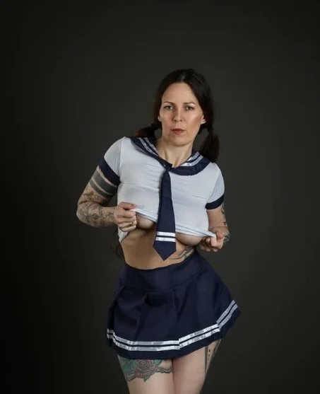 Alexandra Moreels @alexandra-moreels OnlyFans-modelfoto in mini uniform kostuum