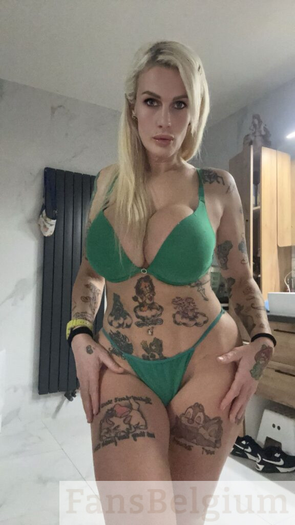 Cindy Battlecat Dandois @cindydandois OnlyFans model foto staand in groene sexy lingerie