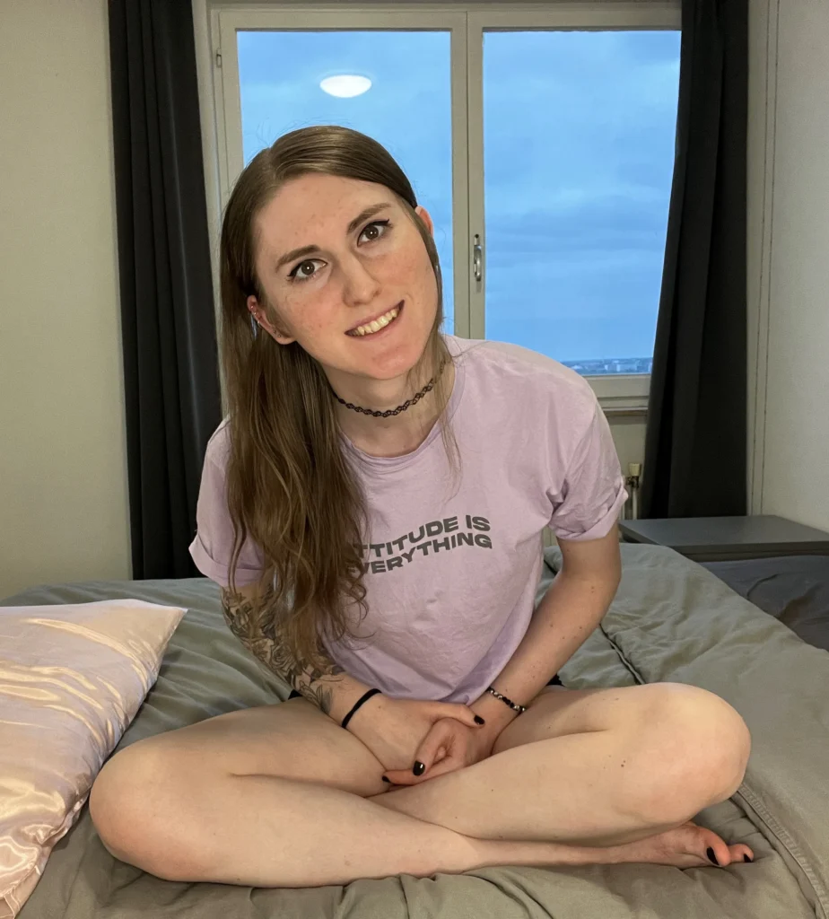 Lincia VanSay @linciatrans foto van het OnlyFans model in bed met een paars shirt