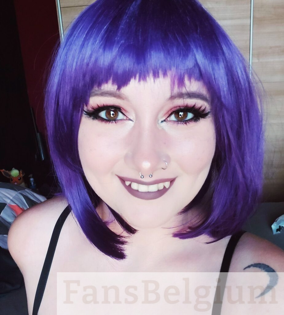 Rei Sakura @rei.sakura OnlyFans model close-up foto met paarse haren